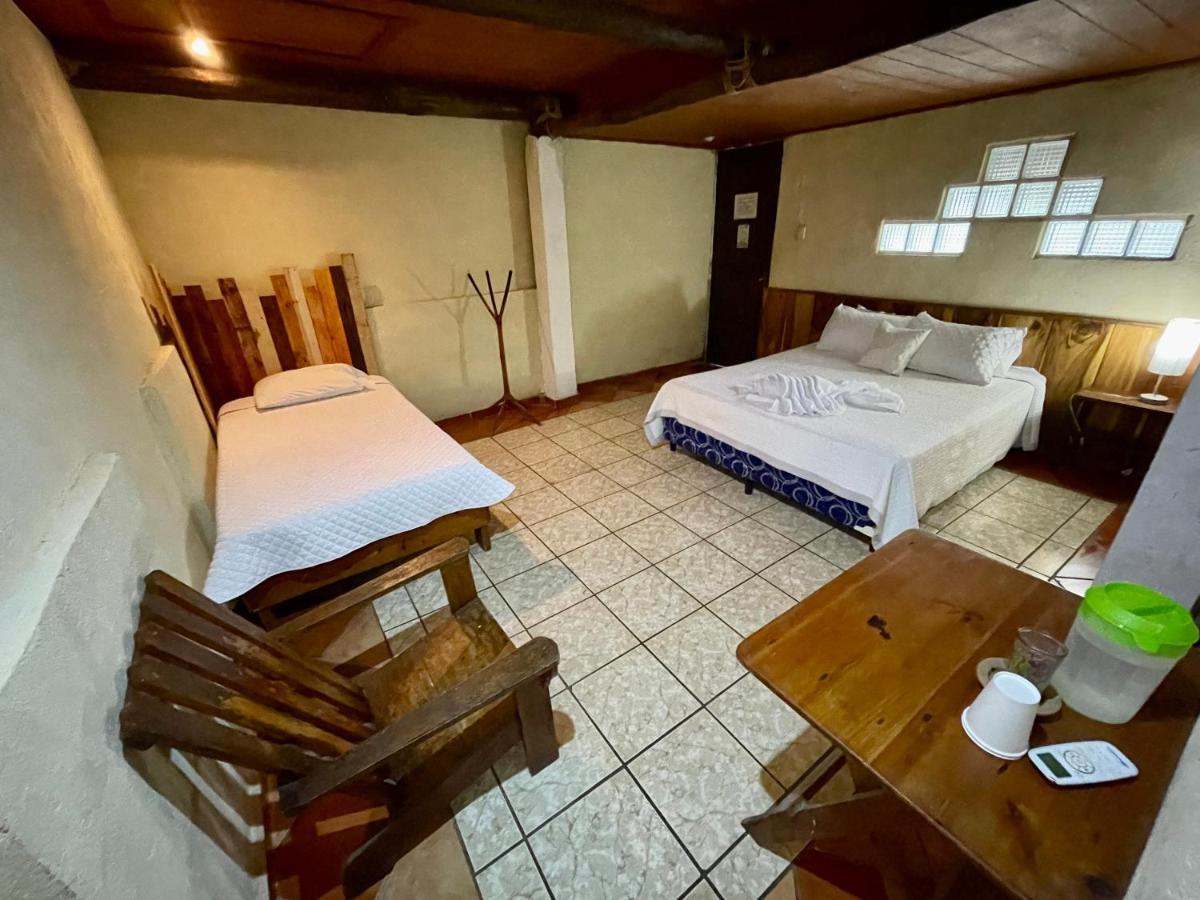 Johnnys Place Hotel Monterrico Esterno foto