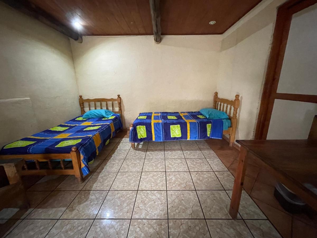 Johnnys Place Hotel Monterrico Esterno foto