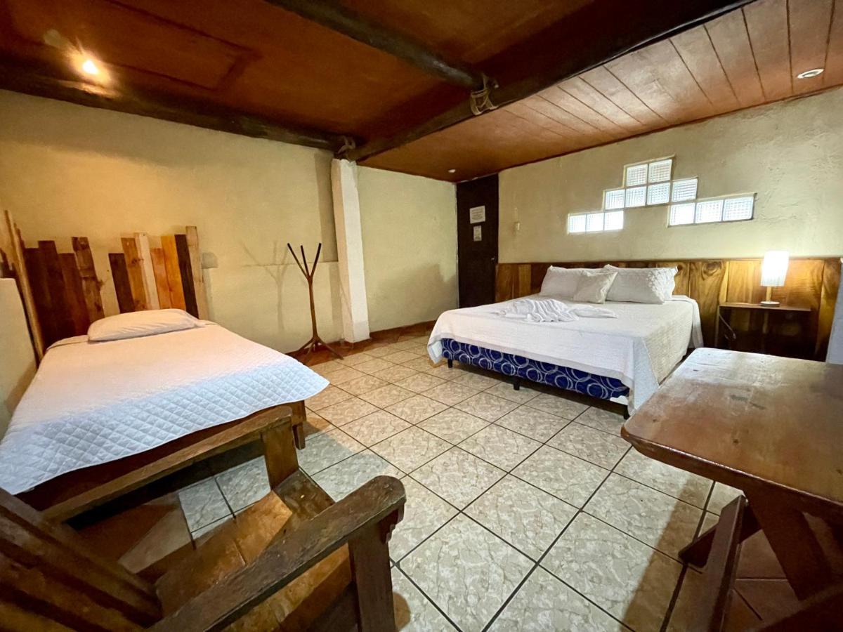 Johnnys Place Hotel Monterrico Esterno foto