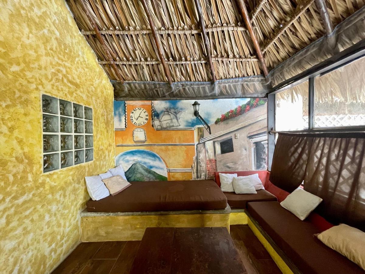 Johnnys Place Hotel Monterrico Esterno foto