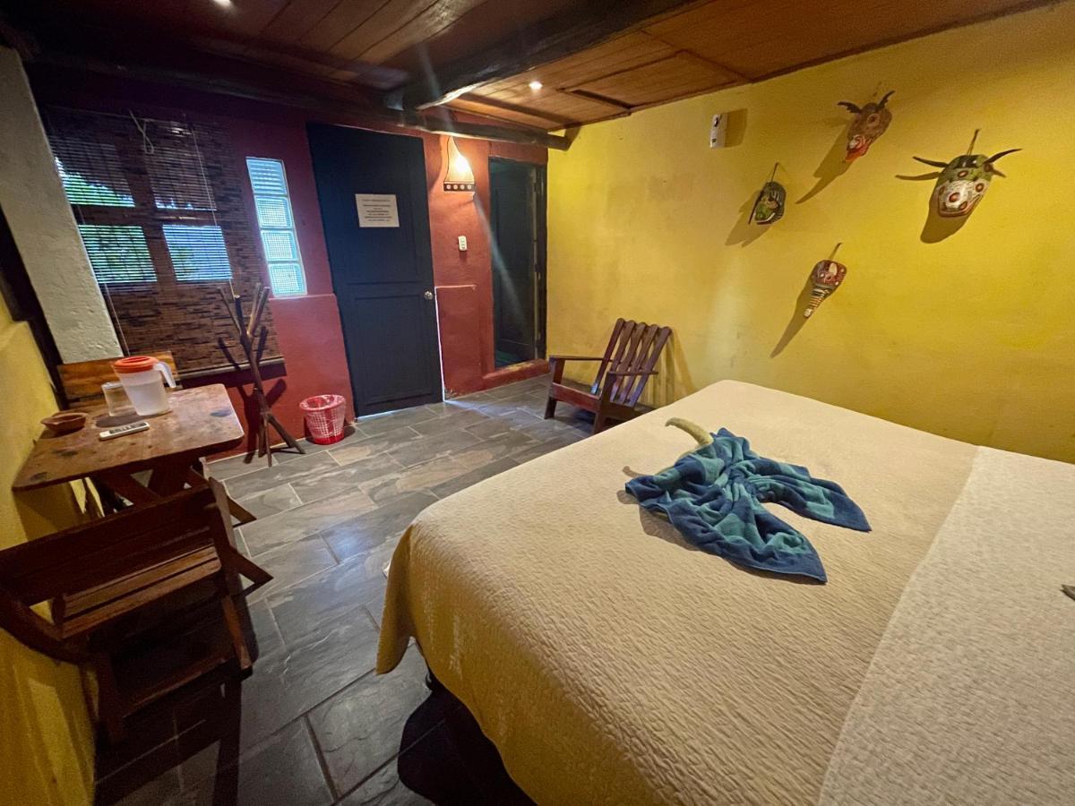 Johnnys Place Hotel Monterrico Esterno foto