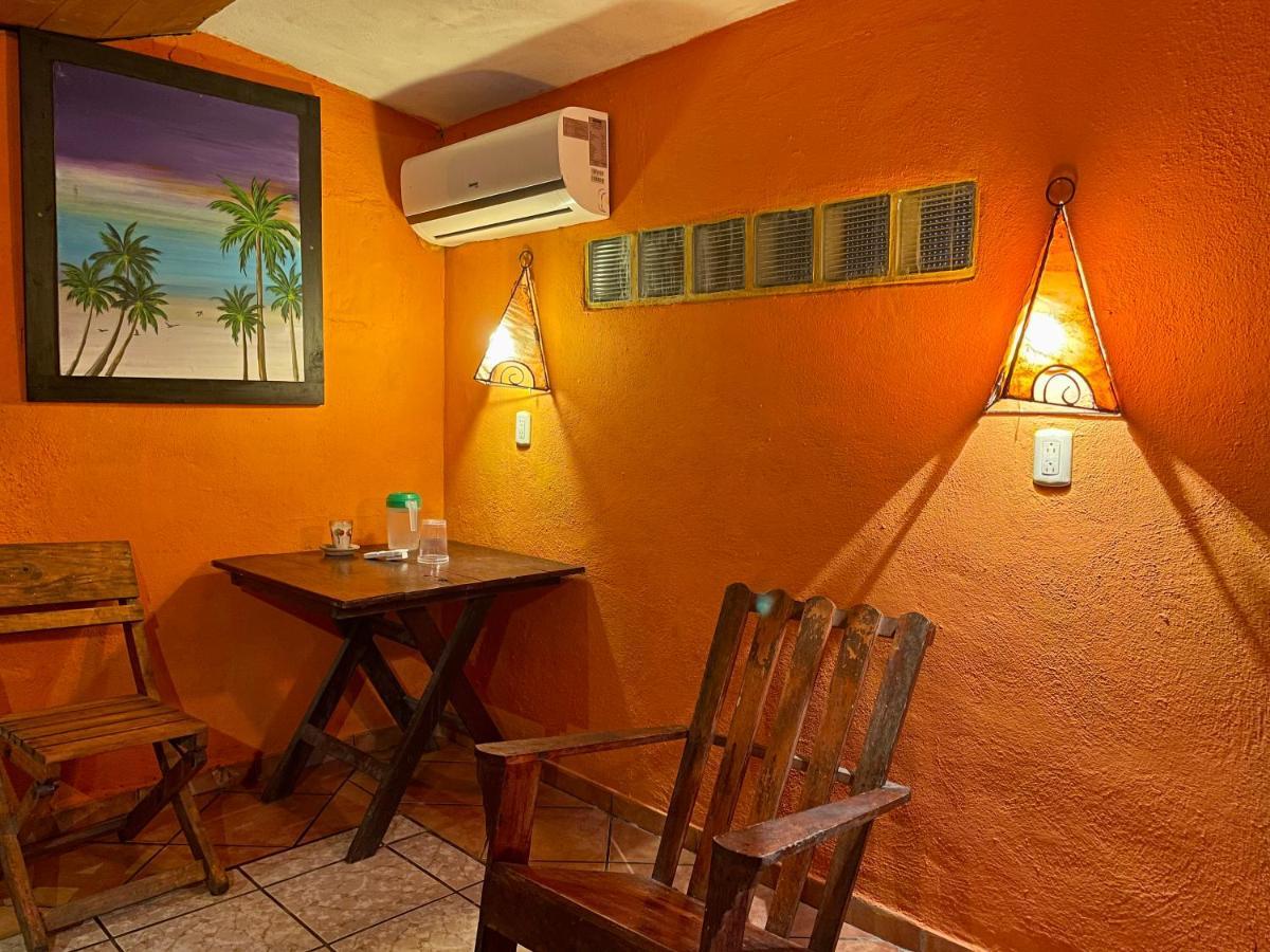 Johnnys Place Hotel Monterrico Esterno foto